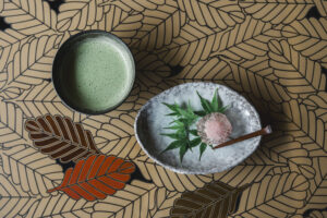 女将が立てたお抹茶と季節の上生菓子