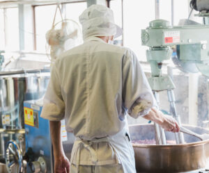 職人が小豆の状態を見極めている様子