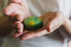 職人が手作りで上生菓子を作っている様子