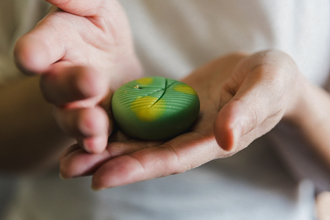 職人が手作りで上生菓子を作っている様子